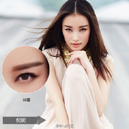 #眉毛怎么画# 如果出门只能画一样彩妆(底妆除外)，我一定会选择眉毛。柳叶弯眉、伶俐长直、不同的眉型能造就一个人的不同气质，看看《甄嬛传》《芈月传》中孙俪的前后期眉型，充分证明了这一点。色彩上一定要注意与头发颜色的搭配，保持色调统一或近似是比较安全的选择。#时髦女王# @微博时尚