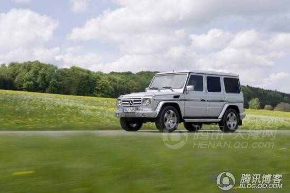 世上最贵的越野车5、2011奔驰G级G55AMG <br />这款车可以同时载客5名。有两款不同分级的车型，G55和G500AMG。G550配备了5.5公升V8引擎。可锁定的前部和中部差速器，全时四轮驱动。在众多越野车中占有一席之地。 <br />