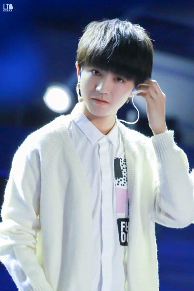 #王俊凯# #TFBOYS王俊凯# #TFBOYS# 151219 最强大脑录制 cr：王俊凯遛图博