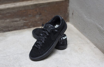 BLACK COMME des GARCONS × Nike 新系列发布，延续了之前的全黑色系、高低帮两款可选及鞋尾的白色 CDG 字样，不同的是，新系列在中底的顶端加入了白色的细节（毕竟再全黑的话和之前两个系列就区分不出来了……），让…