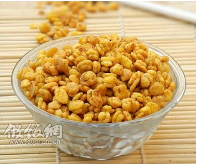 香脆玉米片。原料：玉米片100克，鸡蛋一个，盐1／2匙，五香粉1／2匙
做法：
1.鸡蛋打入碗中，打散。把打散的鸡蛋液倒在玉米片上，加入鸡蛋液可使营养更丰富。
2.用筷子搅拌均匀，使每个玉米片上都粘上鸡蛋液。玉…