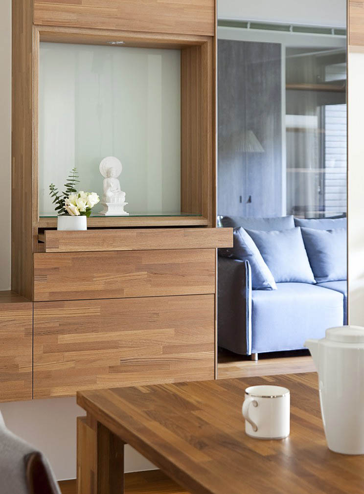 【现代日式的情怀】本案主要是以清新自然、简洁淡雅为主的设计风格，很好的运用了日式风格的特点，采用了清晰的线条，给整个居室带来优雅和整洁的感觉。本套户型为很方正的套三居室，每个地方每个房间都没有浪费之处，而且设计师很好的与大自然相结合，借用了自然景色，为房间带来了无限生机。