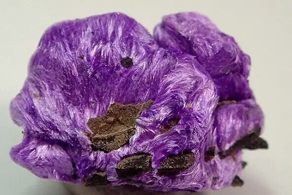 苏纪石（sugilite）的毛……呃好吧不球，但是看上去摸起来会很顺滑！