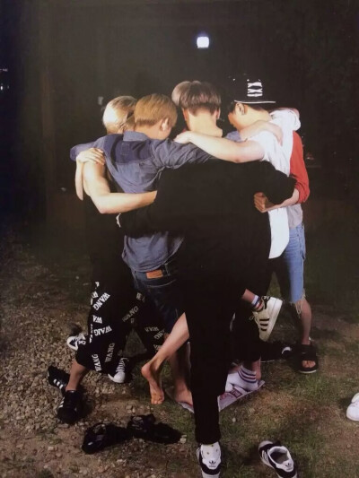 GOT7是韩国JYPEntertainment于2014年推出的男子组合，七名成员包括林在范（JB.）、朴珍荣（Jr.）、段宜恩（Mark）、王嘉尔（Jackson）、崔荣宰（YoungJae）、BamBam、金宥谦（YuGyeom）