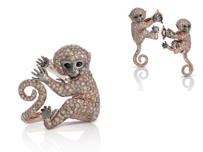 意大利珠宝商 Roberto Coin 刚刚推出了新一季高级珠宝作品——「Cheeky Monkey」，以中国传统生肖中的「猴」为主题，以玫瑰金为主材质，特别之处是用「棕色钻石」（Brown Diamond）来展现猴子自然的毛色。
新作一共…