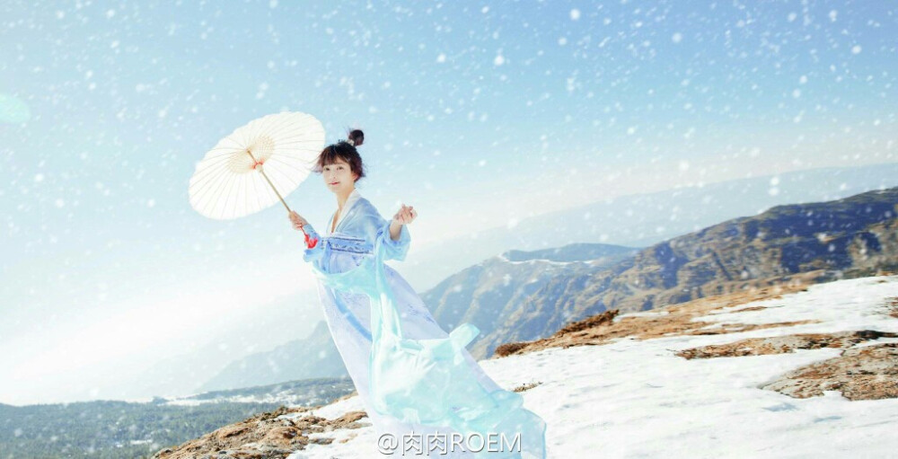 #云南旅拍#
“笙歌起，天山飞雪。
雪雾蒙胧掩不住，柔情明眸。”
出镜：@澪mio兔兔纸
http://t.cn/R4ObD81