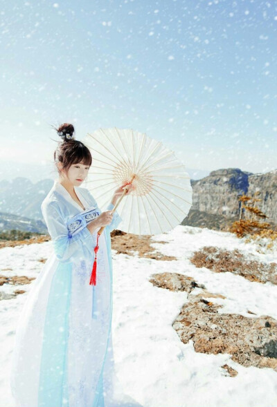 #云南旅拍#
“笙歌起，天山飞雪。
雪雾蒙胧掩不住，柔情明眸。”
出镜：@澪mio兔兔纸
http://t.cn/R4ObD81