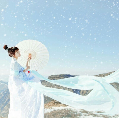 #云南旅拍#
“笙歌起，天山飞雪。
雪雾蒙胧掩不住，柔情明眸。”
出镜：@澪mio兔兔纸
http://t.cn/R4ObD81