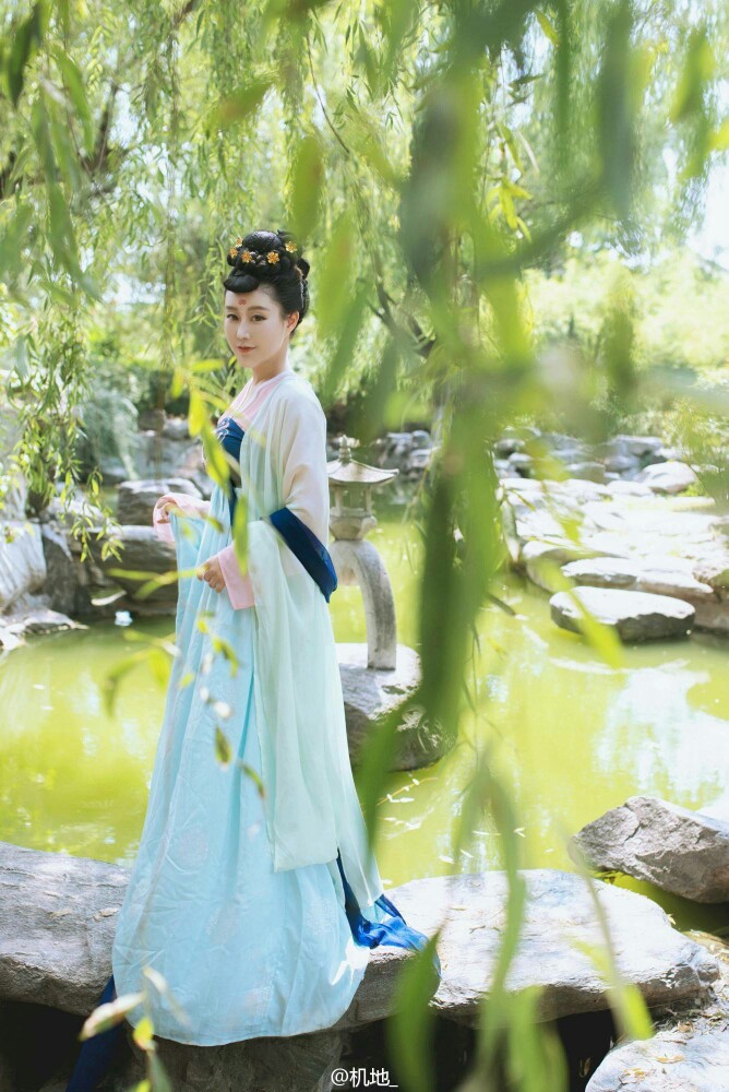 啼粉流宵鏡，殘燈遠暗蟲。華光猶苒苒，旭日漸瞳瞳。乘鶩還歸洛，吹簫亦上嵩。衣香猶染麝，枕膩尚殘紅。冪冪臨塘草，飄飄思渚蓬。素琴鳴怨鶴，清漢望歸鴻。
出镜 @淺眸含黛
文：唐「鶯鶯傳」
（复制宛如的微博文字，连我的画风都变的繁体文艺了）