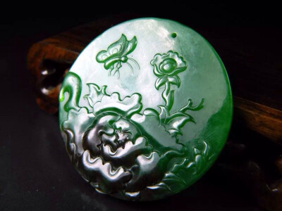 【泰紫工坊】牡丹
53*6mm，29克，和田玉碧玉老料，俏色精美，秋千别闭深庭院。更值牡丹开欲遍。酴醿压架清香散。花底一尊谁解劝。增眷恋。东风回晚无情绊……weixin：taizigongfang