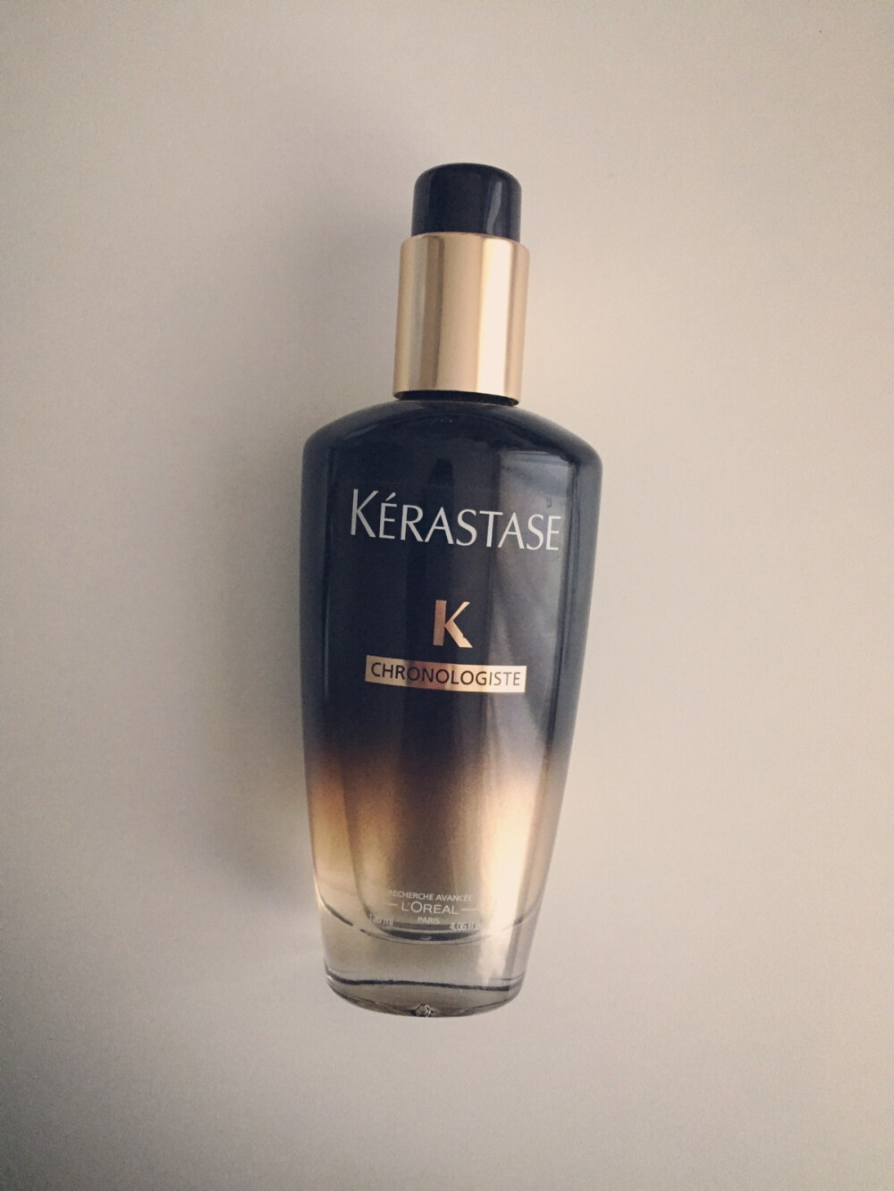 Kerastase 鱼子酱护发油，被一个微博博主安利的，之后又在日本杂志上看到了，也是没忍住买了一瓶试试，一下子就爱上了，香味特别好闻，前一天晚上吹头发的时候用，第二天早上还有香味，拯救了我那一头水土不服干枯分叉了的头发，特别喜欢，无限回购！