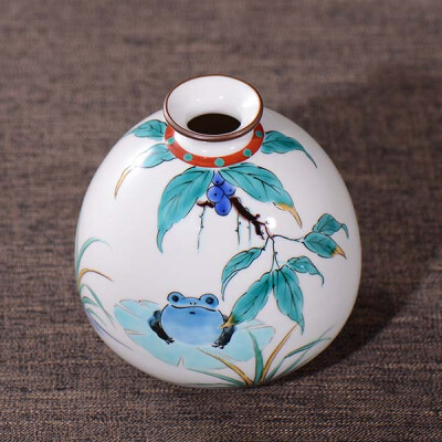 米粒饰家 日本：陶瓷彩釉青蛙花瓶
日本九谷烧是日本彩绘瓷器，具有浓郁的中国风格；
这款青蛙花瓶采用低温釉下彩工艺，瓶身细腻，色彩明快；
简单的水墨笔触，勾勒出一幅生动的画面。
￥299