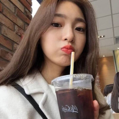 喝着饮料，也要嘟着嘴