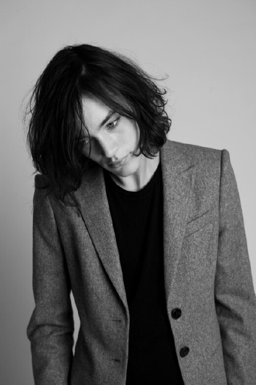 「欧美男模」—Jaco van den Hoven
身高：186cm 生日：1990年3月6日 来自荷兰
Jaco Van Den Hoven，这个湛蓝色眼睛的长发美少年长着一张雌雄莫辨的精致面孔。他也许就是王尔德笔下的“玫瑰花少年”，身上混合着天使与妖精的摄人之美。这种特质将让他成为男模界的一颗新星。