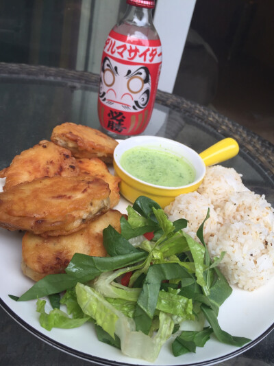 一人の食 Deep Fried Chicken Wings with Coriander Yoghurt Dipping Sauce and Furikake Rice Balls