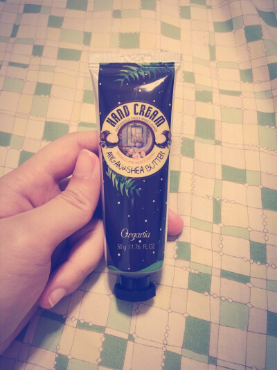 Hand cream 韓國Organia 我買的是堅果味的 有一種奇怪的甜味 當初是因為新奇才買到 用了一次就被我打入冷宮disgusting