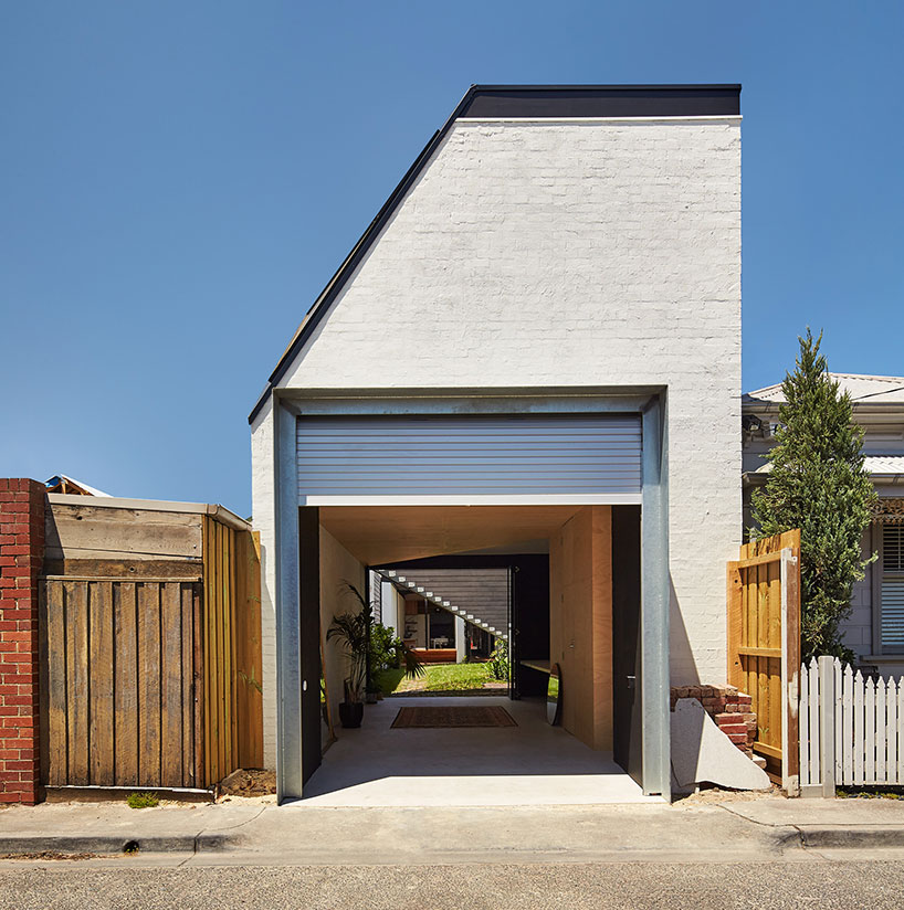 这是澳大利亚郊区一处旧住宅的改扩建，当地建筑事务所architecture architecture采用了三角形的处理手法将该项目中不同的元素统一到结构之中。白色墙体被黑色钢柱构成的狭窄色带不时的打断，与场地中现存的白桦树相呼应，显示出了类似的色调。三角形切断了方正的体块，光线向不同方向延伸，通过透明面板，在一天的时间中控…