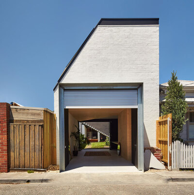 这是澳大利亚郊区一处旧住宅的改扩建，当地建筑事务所architecture architecture采用了三角形的处理手法将该项目中不同的元素统一到结构之中。白色墙体被黑色钢柱构成的狭窄色带不时的打断，与场地中现存的白桦树相…