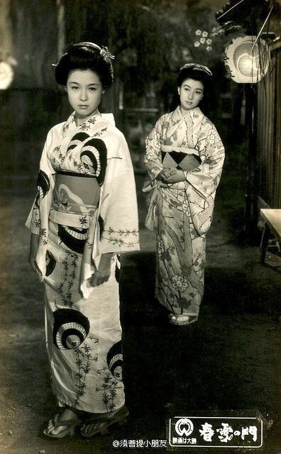 若尾文子 ‖ 祇園囃子(A Geisha) 1953 ‖ 之所以看，是因為小津說，他拍不出這樣的電影。初看覺得情節簡單、敘述平淡。但也正因如此，人物的細微情感變化都得以展現。不需要宏大敘事，不需要哭天搶地，一雙背影，一束目光，都有著直刺人心的悲傷。