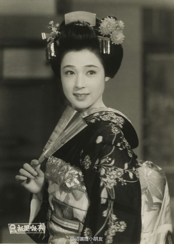 若尾文子 ‖ 祇園囃子(A Geisha) 1953 ‖ 之所以看，是因為小津說，他拍不出這樣的電影。初看覺得情節簡單、敘述平淡。但也正因如此，人物的細微情感變化都得以展現。不需要宏大敘事，不需要哭天搶地，一雙背影，一束目光，都有著直刺人心的悲傷。