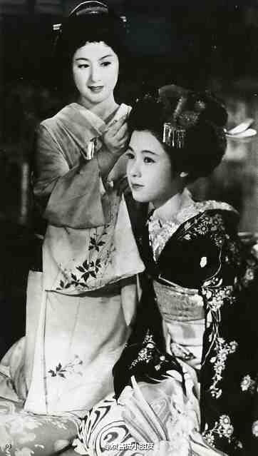 若尾文子 ‖ 祇園囃子(A Geisha) 1953 ‖ 之所以看，是因為小津說，他拍不出這樣的電影。初看覺得情節簡單、敘述平淡。但也正因如此，人物的細微情感變化都得以展現。不需要宏大敘事，不需要哭天搶地，一雙背影，一…