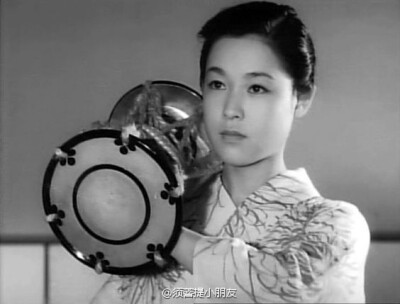 若尾文子 ‖ 祇園囃子(A Geisha) 1953 ‖ 之所以看，是因為小津說，他拍不出這樣的電影。初看覺得情節(jié)簡單、敘述平淡。但也正因如此，人物的細微情感變化都得以展現(xiàn)。不需要宏大敘事，不需要哭天搶地，一雙背影，一…