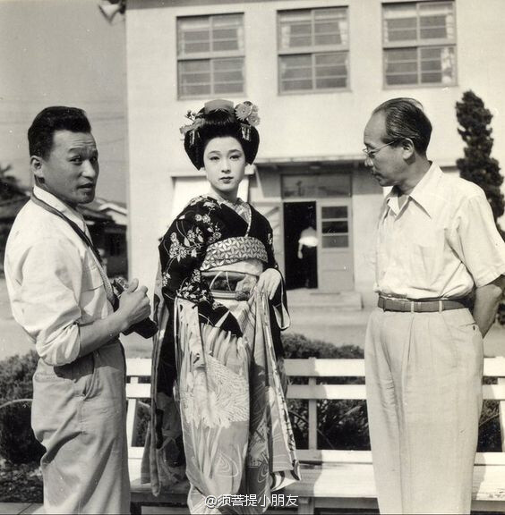 若尾文子 ‖ 祇園囃子(A Geisha) 1953 ‖ 之所以看，是因為小津說，他拍不出這樣的電影。初看覺得情節簡單、敘述平淡。但也正因如此，人物的細微情感變化都得以展現。不需要宏大敘事，不需要哭天搶地，一雙背影，一束目光，都有著直刺人心的悲傷。