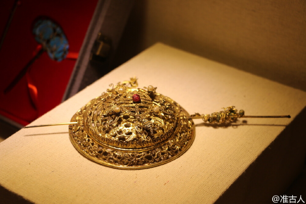 冠周身鏨刻缠枝花纹,顶部中央配累丝寿字,寿字周围环绕五只累丝蝙蝠并