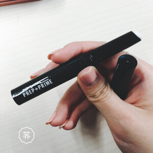 #mac#万用唇部打底膏。膏体比较软，不要扭太多出来。下边不用再打润唇膏的底，轻而易举推开哑光唇釉真心不是打广告。妈妈再也不用担心我拉在唇纹中间de色块如此动人了！！