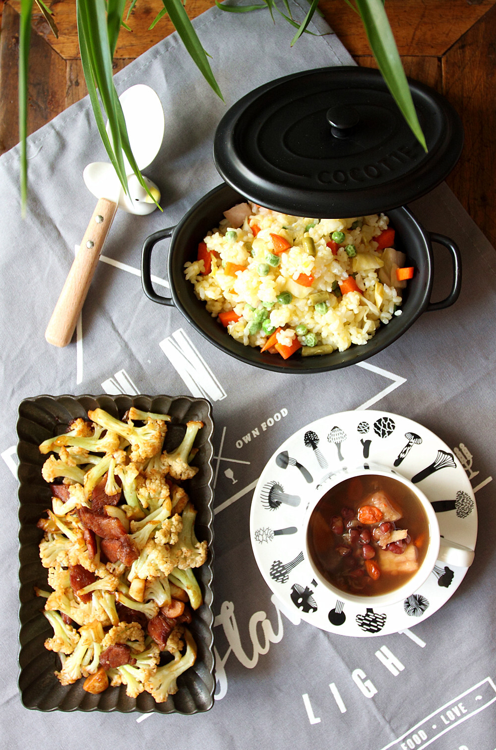 周二早餐：四川泡菜蛋炒饭+腊肉干锅菜花+山药四红汤。3月快乐！继续坚持每天锻炼一下，神奇的发现即使晚上少吃，运动后也不会那么爱饿。今天喝山药四红汤，喜欢这香甜的味道，营养满满（益气补血养胃补脾） 。四川带回来的泡菜和腊肉，随便炒炒都好好香。