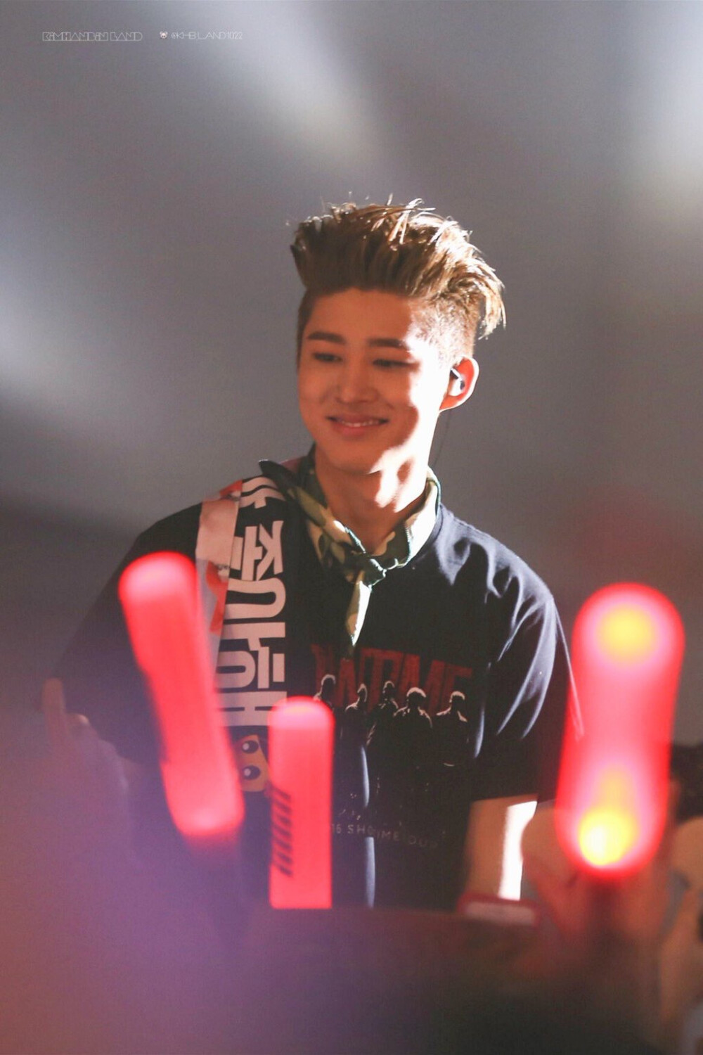 ikon B.I 宝宝一笑世界都觉得灿烂啦 ［cr.logo］