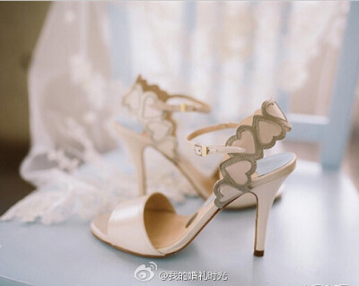 非大牌婚鞋照样能够惊艳四座，看看那些非名牌照样美的浪漫婚鞋吧！