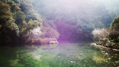 十八涧，喀斯特地貌的湖碧绿清澈如世外桃源