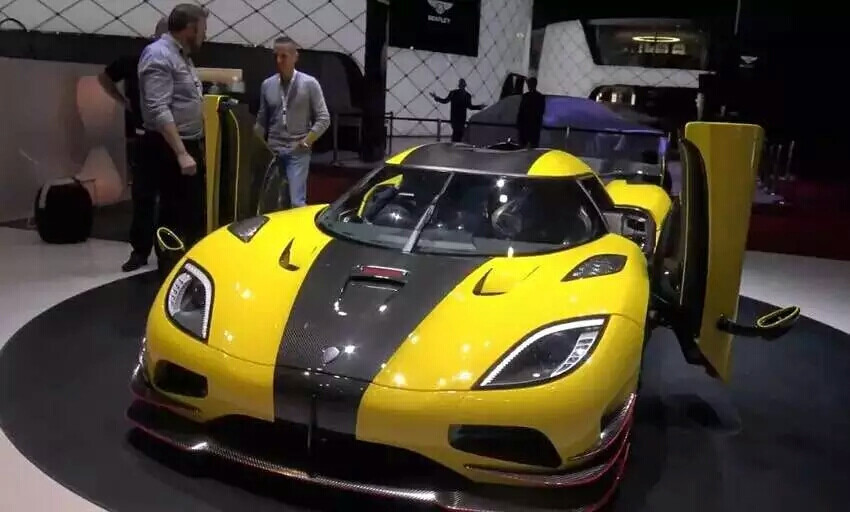 【日内瓦车展】黄色柯尼塞格Agera RS，这是“Agera”系列最终版本，整车重量为1395kg，搭载5.0L引擎，最大功率为1160hp，最大峰值为1280N·m。