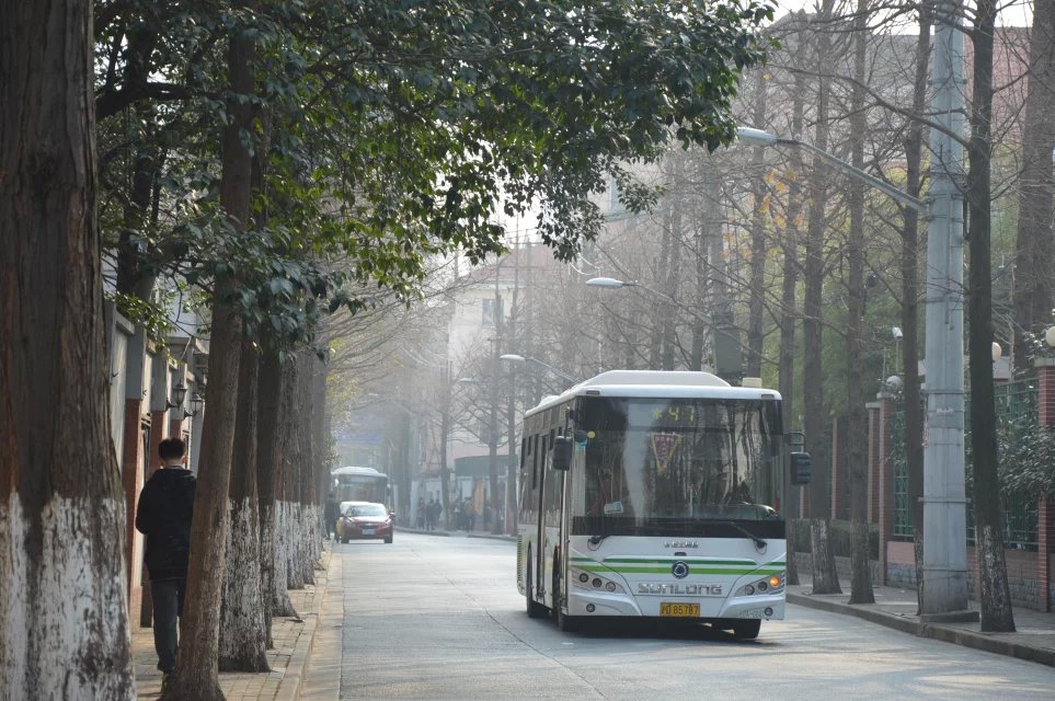 那么久没见，竟在路边看到你坐在车上。只想寒暄一句：这几年过的好吗