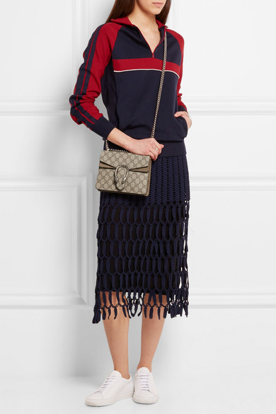 Gucci 2016 春夏系列以迷你尺寸赋予 “Dionysus”
单肩包崭新风貌，精巧的包身正好可收纳你的随身物品，推扣上的虎头雕刻装饰则为单品注入一分复古气息。它采用涂层帆布制成，上面饰有交织排列的经典
“GG” 字样，带绒面革衬里的双夹层和可调式链式肩带则颇为实用方便。