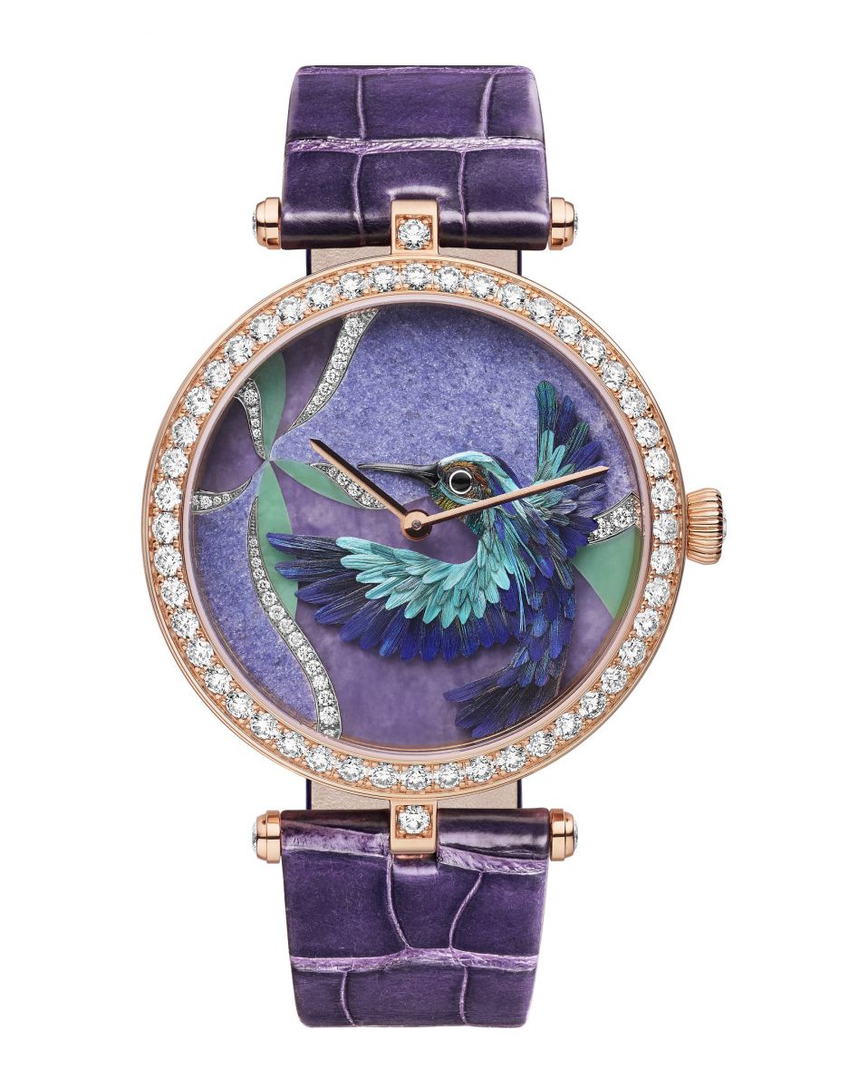 Van Cleef & Arpels 在今年 Watches & Wonders 上的亮点依然是高级珠宝表——「Extraordinary Dials」将天然的羽毛镶嵌成飞鸟的图案；「Peau d’Âne Forêt enchantée」以精妙细致的宝石镶嵌呈现出童话故事中的自然美景。