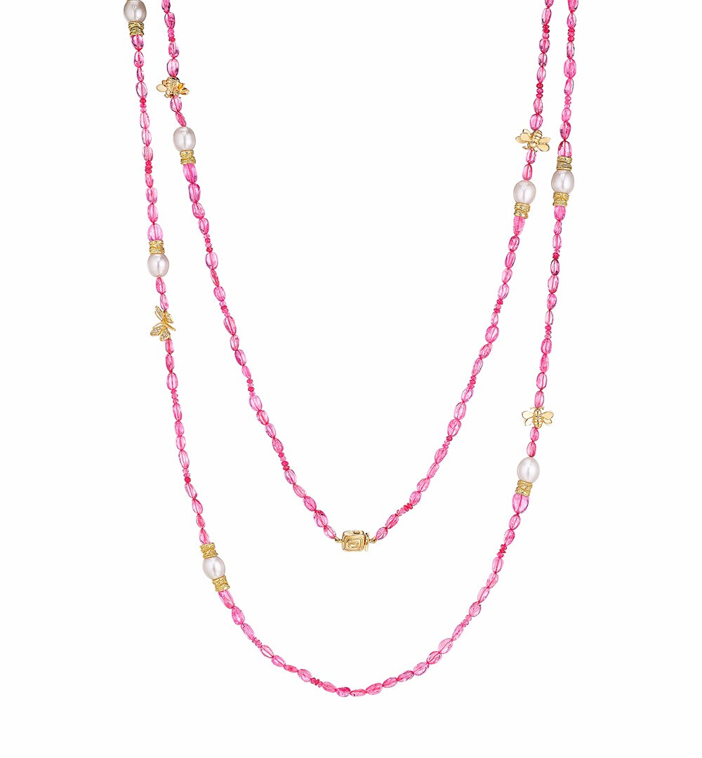 Wonderland Woodland 尖晶石项链，by Mimi So
由粉色尖晶石珠串成，以淡水珍珠、金质的蜜蜂造型作为点缀，镶嵌小颗钻石。
