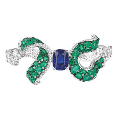 Dior 在今年刚刚发布的「Soie Dior」高级珠宝系列中带来了这枚手镯，灵感来自轻盈的丝绸面料，设计师以钻石、祖母绿搭配铂金材质，捕捉了丝带在某个短暂瞬间自然定格的形态，中央的蓝宝石如同悬浮于空中一般。
设…