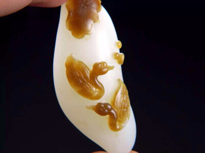 【泰紫工坊】相守一生
57*27*16mm，21克，和田玉糖白玉，如意双鹅造型灵动，嬉水于莲花池中，画面栩栩如生，相望，守不需言。相信，爱不需疑。相知，心不需摆，因为有你的存在，莲花心意绽放，挚爱相…