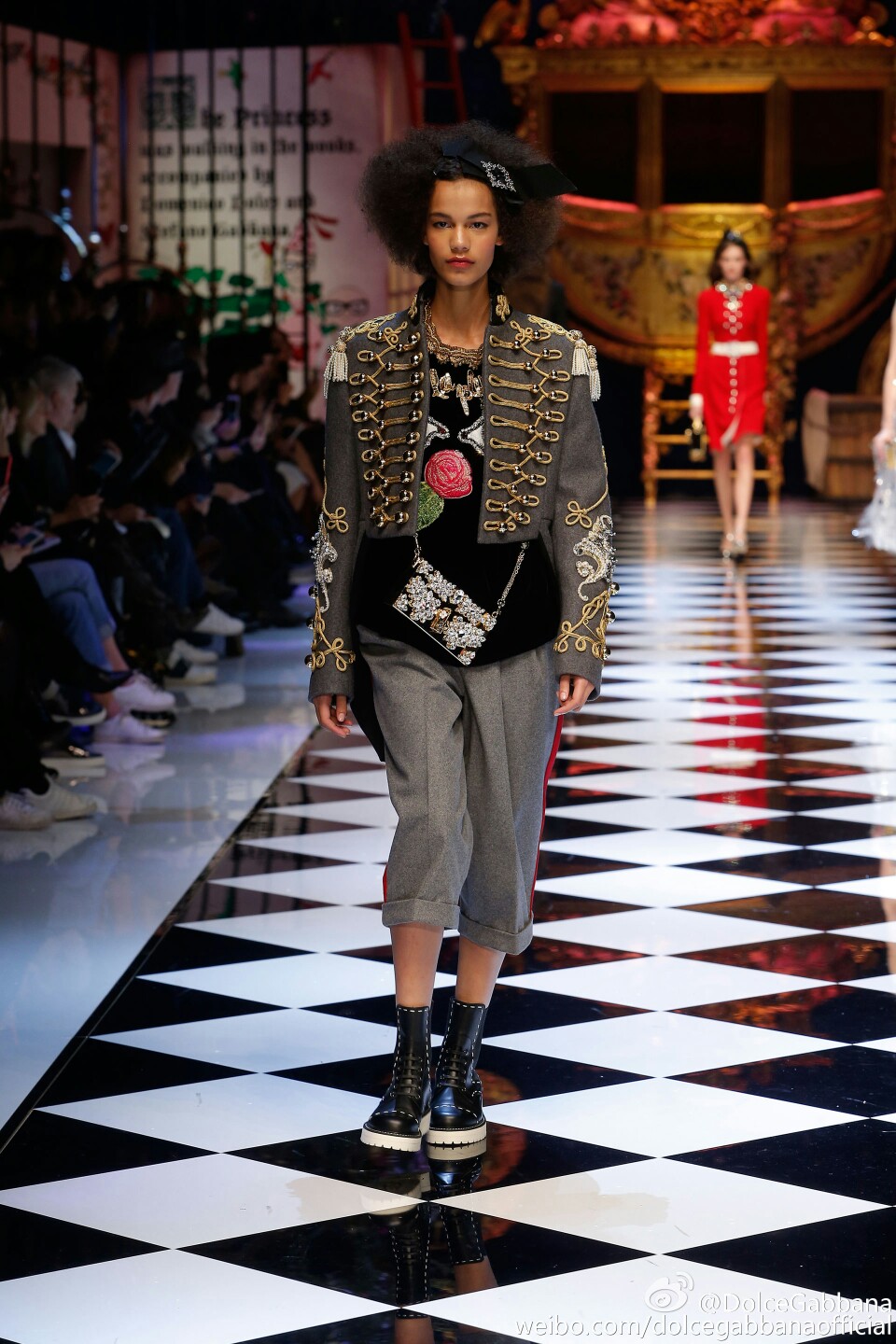 以童话公主为设计灵感的2016/17#dgfabulousfantasy# 秋冬女装时装秀