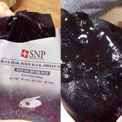 SNP黑珍珠竹炭面膜，清淡雅致的香味，超级丰富的精华液，能快速送到皮肤深层，强化补水、镇静皮肤、增加光泽、排出废物、恢复活力、改善肤质，对因缺水而引起干燥的皮肤集中进行水分供给，增加皮肤自身含水量，使皮…