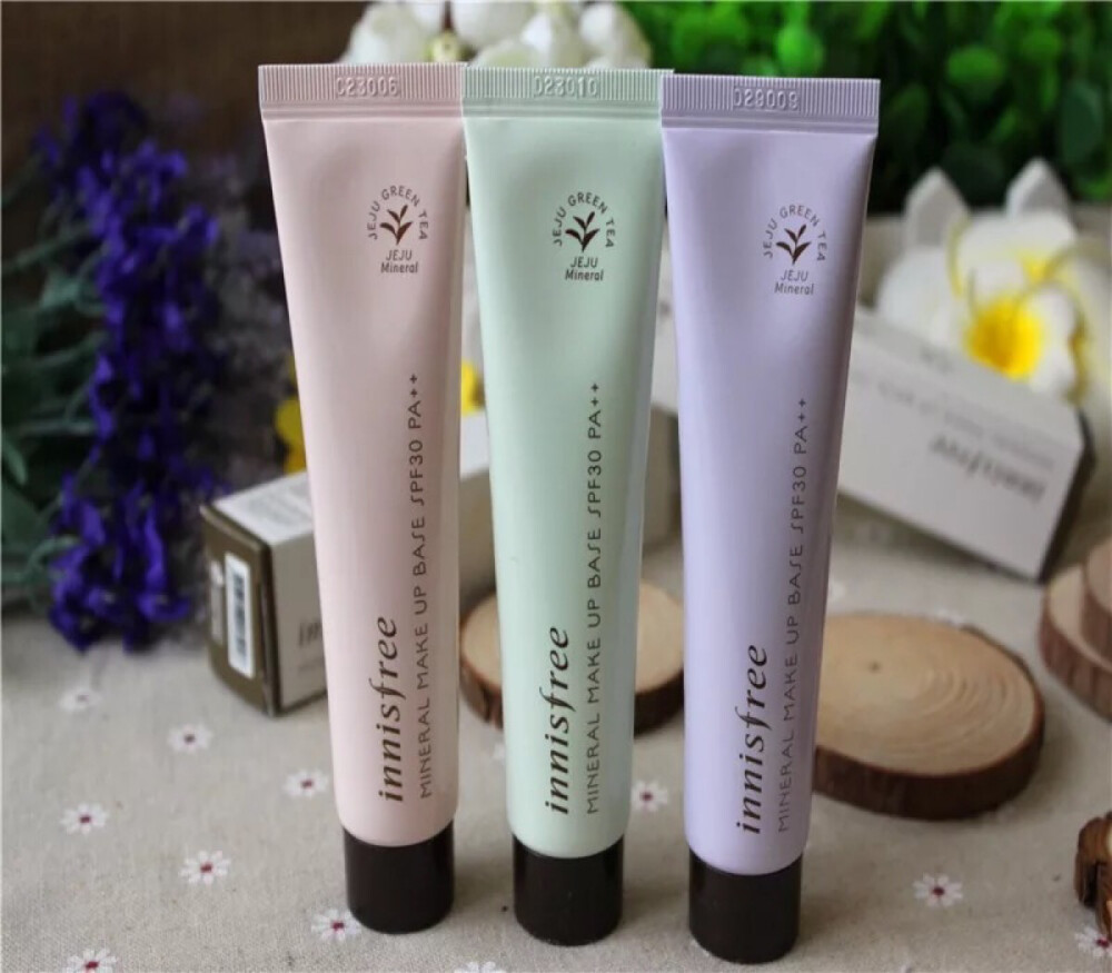 innisfree悦诗风吟珍珠矿物清透隔离 润色跟持久都还不错 就是用户体验太弱 延展性差 不易推开 上脸黏糊糊的 可能是为了使后续上妆更服帖？可是我刷了一层粉底后依旧黏 （手动斜眼）用控油散粉定妆后会好点 可是宝宝出油并不多 （再斜眼）保湿方面也是一般 不会回购 另外再说一下 隔离就是妆前 如果一定要说有什么区别 那就是一般隔离会有防晒值 而妆前没有 隔离不能隔离粉尘雾霾 如果这么牛咋不上天与太阳肩并肩呢？相信科学 从我做起(•̀⌄•́)