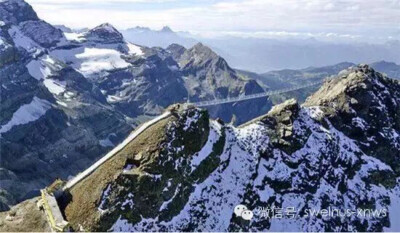 瑞士的巅峰之行(Peak Walk)，这是一座连接阿尔卑斯山内两座冰川山峰的悬索桥，从桥上的观景台上可以欣赏到几座山峰与冰川的美景。