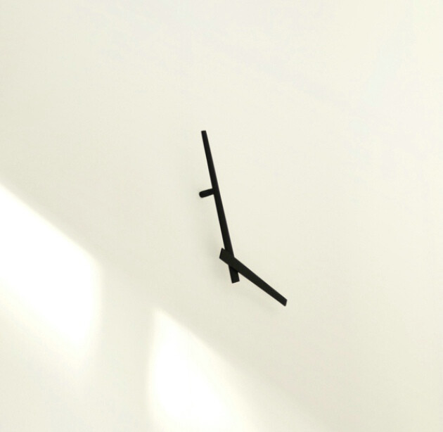 米粒饰家
产品 | 错位时钟 Dislocation Clock
2016-02-01 16:11:06 阅读 47 喜欢 0
这是台湾设计师Hanhsi Chen在皇家艺术学院的硕士课程期间最成功的设计作品。通过对时间的本质和时钟的功能之间关系的研究，Hanhsi Chen设计了一款简洁而独特的时钟。 初看这款错位时钟（Dislocation Clock），与普通的时钟并无区别。随着时间的推移，你也许会发现这款时钟的位置会有轻微的不同，仿佛它的中心在转动。这个移动的错觉是由分针围绕的轴中心转动而产生的。分针固定于轴中心，时针位于分针上面，轴心的转动带动分针的转动，分针