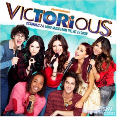 《Victorious 》中文译名胜利之歌。 青春喜剧片，搞笑女二颜值很高。