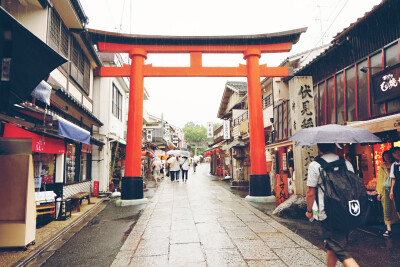 通往日本京都伏见稻荷神社的街道