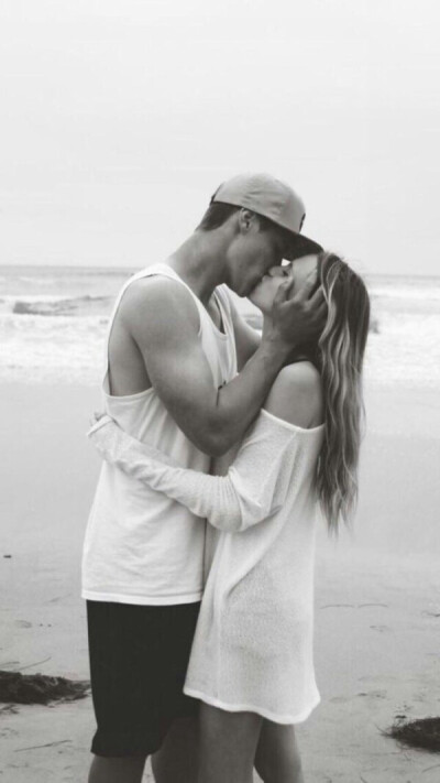 我想变成一把刀
开心时
削苹果
不开心时
捅人