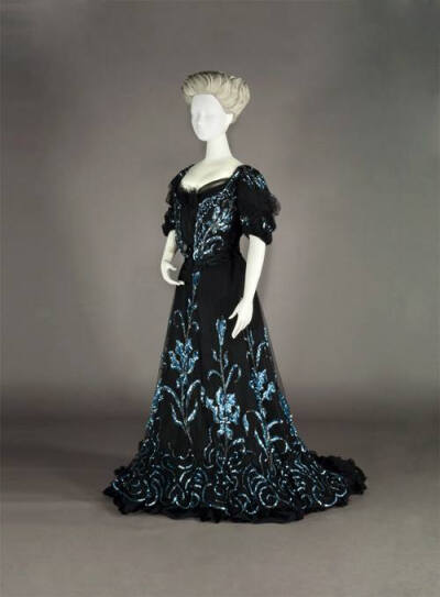 Evening dress, England, ca. 1903. Kobe Fashion Museum