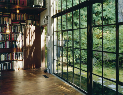 让阳光进来，大大的落地窗和书架